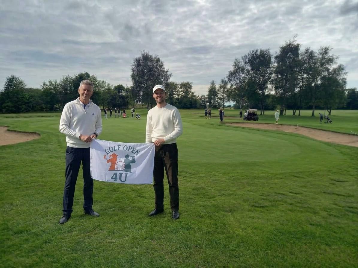 Två spelare med Golf Open 4U-flaggan på Vinberg